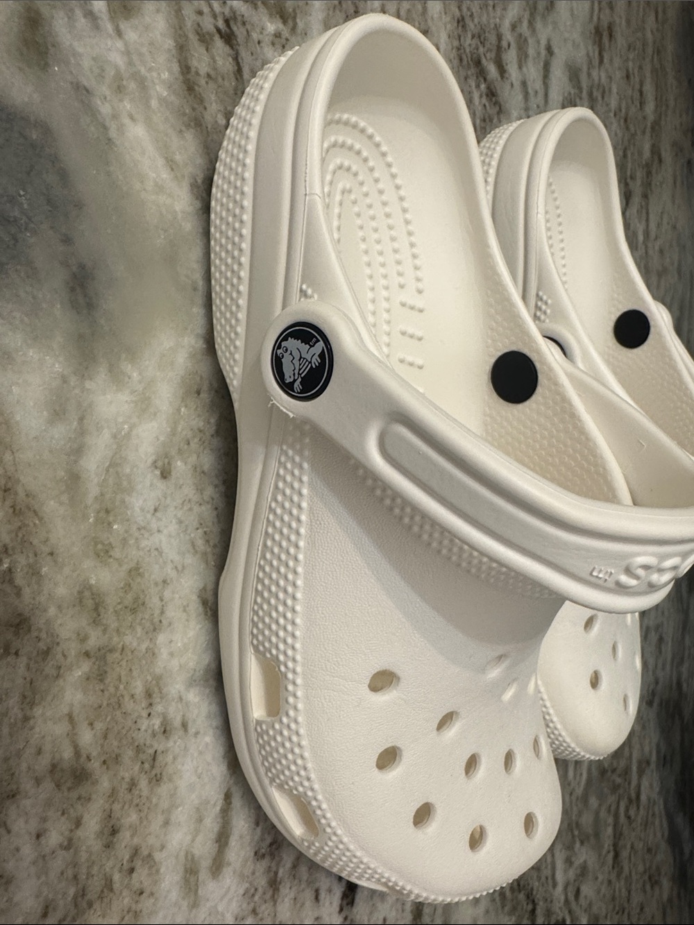 CROCS unisex Classic Clog in White Women’s 6/ Men’s size 4